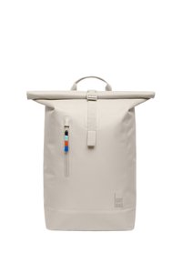 Beiger Roll-Top-Rucksack aus strapazierfähigem Material. Verfügt über eine vordere Reißverschlusstasche mit buntem Akzent, einen oberen Griff und ein Logo.