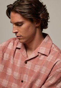 Next TEXTURED CHECK SHORT SLEEVE  WITH CUBAN COLLAR  - REGULAR FIT - Skjorta - pink