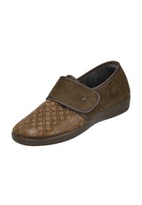 Zapato marrón sin cordones con una puntera texturizada y un empeine suave de ante, que cuenta con una correa de Velcro y una suela de goma de bajo perfil.