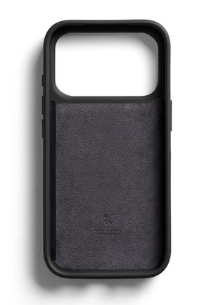 Coque de téléphone noire avec un panneau arrière texturé doux et une grande découpe pour l'appareil photo, conçue pour un smartphone avec des boutons latéraux.