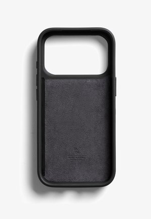 Custodia per telefono nera con un pannello posteriore morbido e testurizzato e un ampio ritaglio per la fotocamera, progettata per uno smartphone con pulsanti laterali.