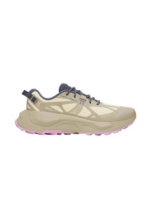Beige und hellrosa Under Armour Sportschuh mit dunkelgrauen Schnürsenkeln und dicker Sohle, seitlich auf weißem Hintergrund gezeigt.