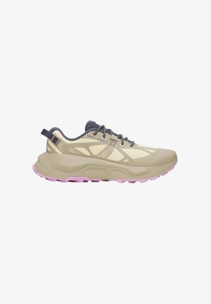 Beige und hellrosa Under Armour Sportschuh mit dunkelgrauen Schnürsenkeln und dicker Sohle, seitlich auf weißem Hintergrund gezeigt.