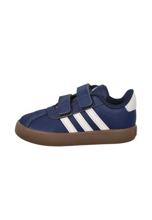 Deportiva azul marino para niño con rayas blancas, suela marrón y dos tiras de velcro, mostrada de lado sobre un fondo blanco.