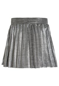 Stříbrná skládací sukně s texturovaným povrchem, s širokým pasem a vrstvenými částmi materiálu, které vykazují kovový lesk.