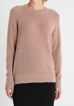 Maglione a maniche lunghe rosa chiaro realizzato in un morbido tessuto texturizzato con scollatura e polsini a coste. Presenta un dettaglio del logo sulla manica.