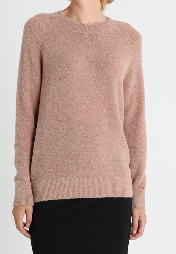Lichtroze sweater met lange mouwen van zachte, textuurachtige stof, met een geribde halslijn en boorden. Heeft een logo-detail op de mouw.