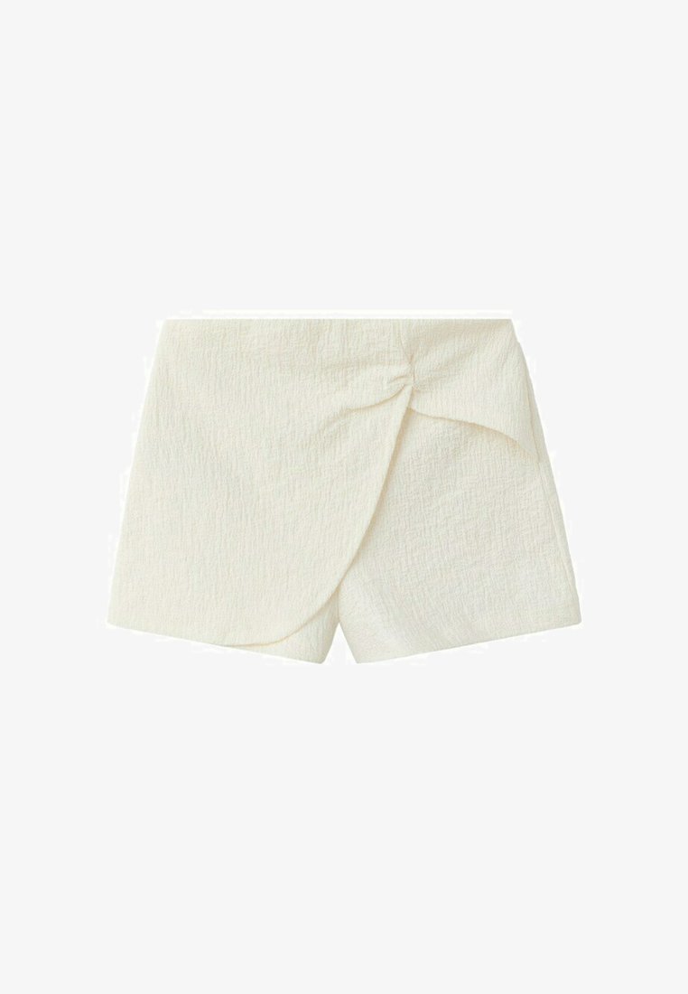 Shorts style portefeuille texturés couleur blanc cassé avec un détail de nœud sur le côté droit avant, présentant un ourlet légèrement asymétrique.