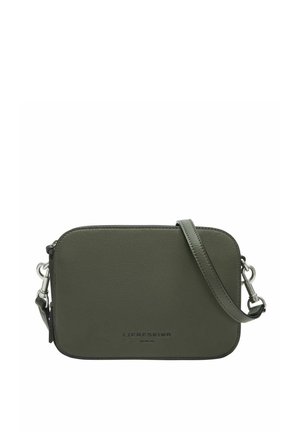 Grüne Leder-Crossbody-Tasche in rechteckiger Form, mit einem silberfarbenen Kettenriemen und geprägtem Logo auf der Vorderseite.