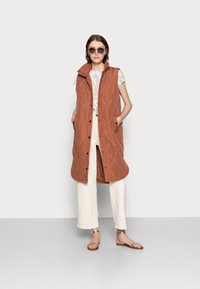 Kaffe KAMERIA QUILTED WAIST COAT - Colete - russet