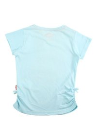 Chemise bleu clair à manches courtes avec un col rond. Présente des côtés froncés et un petit logo au niveau de la nuque au dos. Fabriquée en tissu doux.