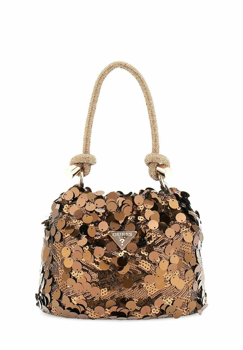 Sac à main en sequins bronze avec une forme douce et arrondie et une anse en torsade dorée texturée. Présente une plaque logo GUESS en argent à l'avant.