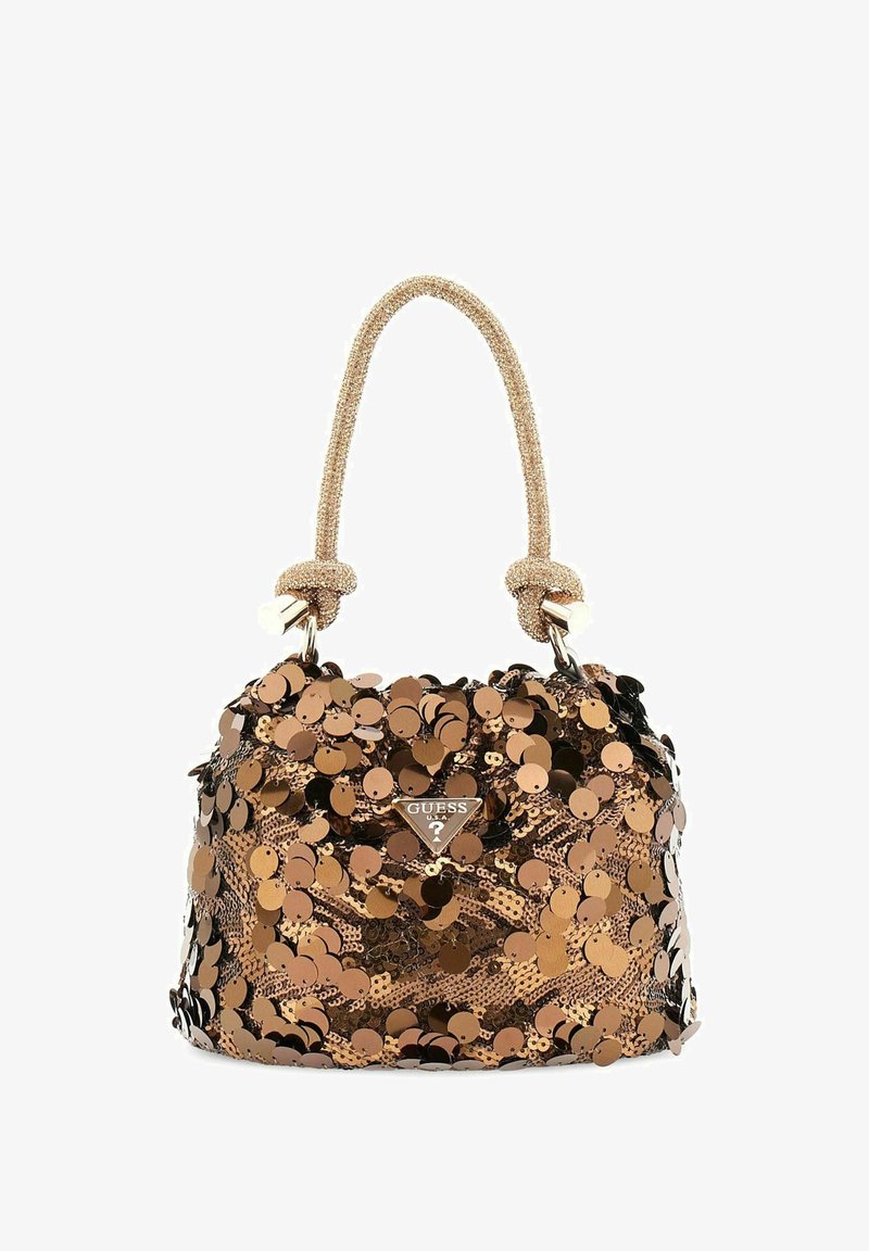 Sac à main en sequins bronze avec une forme douce et arrondie et une anse en torsade dorée texturée. Présente une plaque logo GUESS en argent à l'avant.