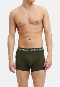 Boxer shorts pour hommes en coton vert olive avec une taille noire. Dotés d'un devant contourné et de détails de couture pour une meilleure structure.