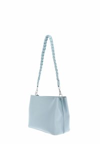 Sac à main bleu clair avec un extérieur en cuir souple. Doté d'une bandoulière tressée et de ferrures argentées. Forme rectangulaire aux lignes épurées.