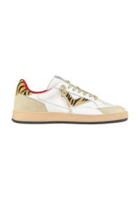 Białe skórzane sneakersy z akcentami w tygrysie w odcieniach, zamszowym zapiętkiem, złotymi sznurówkami i beżową gumową podeszwą. Widok z boku ukazuje wyraźny kontrast kolorów i faktur.