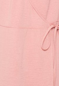 Vestido de tecido rosa claro com um design em drapeado, apresentando um cordão na cintura e uma textura suave. Linhas simples e limpas com detalhes mínimos.