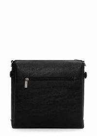 Borsa in pelle nera con finitura testurizzata, forma rettangolare, tasca frontale con zip, hardware in argento e tracolla regolabile.