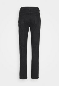 Jeans de mezclilla negra con corte recto, que cuentan con una cintura alta, dos bolsillos traseros y detalles de costura sutiles.