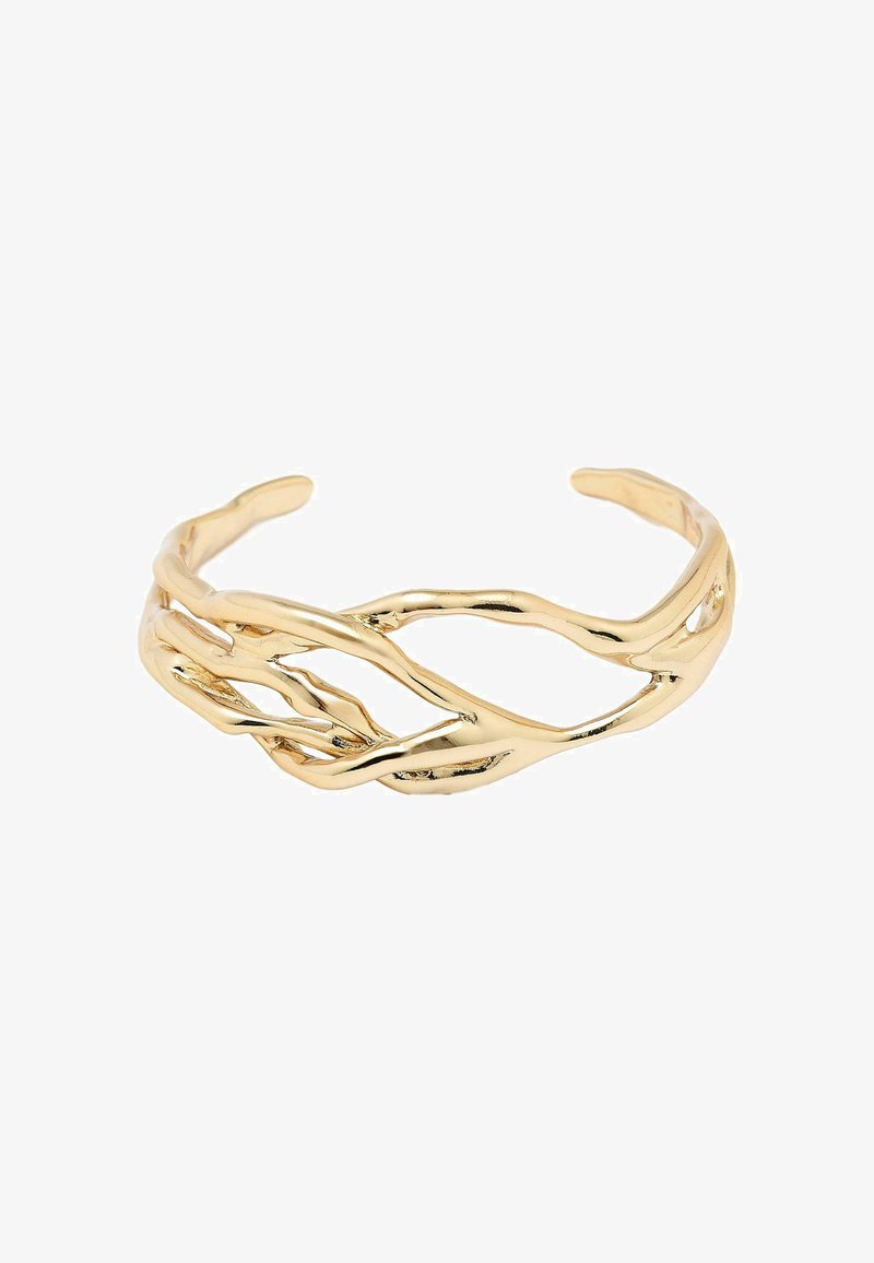 Gouden open armband met een gedraaide, organische takachtige vorm en een gladde, gepolijste afwerking.