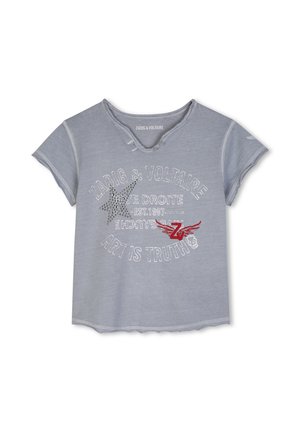 Lichtblauw T-shirt met korte mouwen met versleten halslijn, gestikte ster, rood gevleugeld "ZV" logo en bedrukte witte tekstcirkel aan de voorkant.