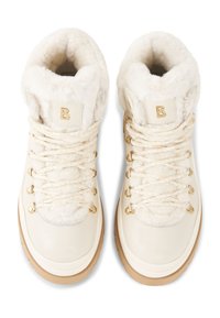 Kremowe buty trekkingowe z podszewką z sztucznego futra, złotym wykończeniem i grubymi sznurowadłami. Posiadają teksturowaną gumową podeszwę oraz wyściełany kołnierz.