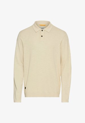 Polo à manches longues en beige clair, avec un col classique, une patte de boutonnage à trois boutons et une petite étiquette logo sur le côté.
