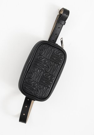 Schwarzledertasche mit geprägtem Muster, rechteckiger Form, Reißverschluss und abnehmbarem Tragegurt mit mehreren Löchern zur Größenverstellung.