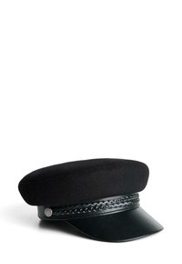 Svart mössa med en platt, rundad topp och ett vävt banddetalj. Tillverkad av ull med en glänsande, syntetisk skärm och matt yta.