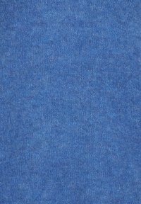 Jaka ar gludu tekstūru, izgatavota no zila adījuma auduma. Tam ir vienmērīga krāsa, bez redzamām rakstu daļām vai akcentiem.