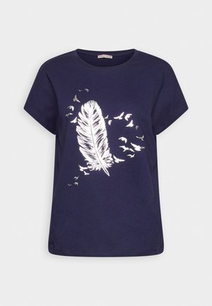 Marineblauw T-shirt met korte mouwen met een zilveren veer en vliegende vogel ontwerp op de voorkant.