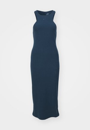 Námornícky pletený midi šaty s bezrukávovým dizajnom, vysokým golierom a priliehavým strihom. Obsahuje malé logo na hrudi.