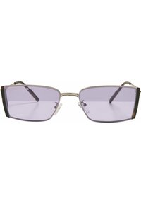 Lunettes de soleil rectangulaires avec verres violets, monture en métal fin et accents en acétate noir sur les coins. Dotées de plaquettes de nez transparentes et de branches minces.