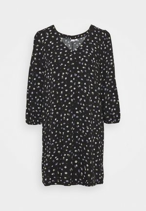 Czarna sukienka w kwiaty z dekoltem w kształcie litery V i rękawami do połowy łokcia, ozdobiona małymi białymi, fioletowymi i zielonymi kwiatami rozmieszczonymi na tkaninie.