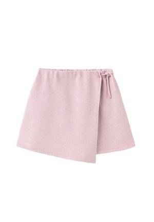 Jupe portefeuille rose clair avec taille élastique et fermeture nouée sur le côté, confectionnée en tissu doux.