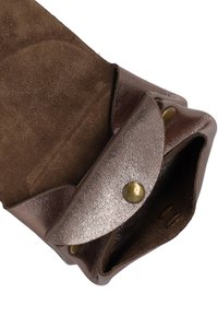 Portefeuille en cuir brun avec un éclat métallique, dot�é d'une fermeture à pression et d'un intérieur en daim doux. La forme est rectangulaire avec des bords arrondis.