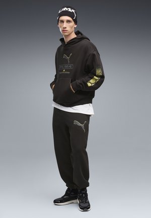 Puma, PUMA SPORT RELAXED STREET GRAPHIC FLEECE JOGGINGHOSE - Pantaloni sportivi - black