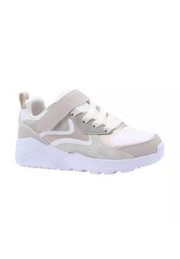 Sneaker caratterizzato da una combinazione di materiali bianchi e beige, con texture lisce e scamosciate, chiusure a lacci e cinturini, e una suola spessa bianca.