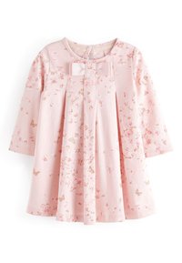 Vaaleanpunainen pitkähihaisen vauvan mekko, jossa on kukka- ja perhoskuvioita, etupurristuksia ja pieni juhlapanta kauluksessa.