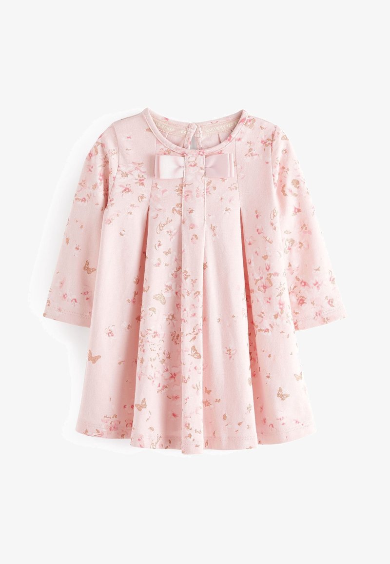 Różowa sukienka dla niemowląt z długimi rękawami, zdobiona kwiatowymi i motylich wzorami, z plisami z przodu i małą kokardką przy dekolcie.