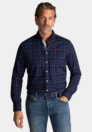 Marineblauwe geruite shirt met een button-down kraag, voorzien van een lichtblauwe binnenkraag. Geverfde stof met rode en witte vierkantpatronen.
