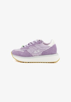 Suède sneaker in lavendel en lila met wit geometrisch logo, dikke witte zool en geribbelde buitenzool in kleur van kauwgom, getoond vanaf de linkerkant.