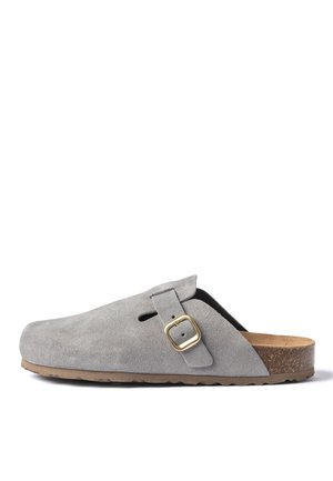 Zueco gris de ante sin cordones con una correa con hebilla dorada y una plantilla contorneada de corcho sobre una suela de goma texturizada.