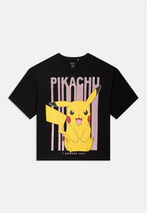 Schwarzes Baumwoll-T-Shirt mit gelbem Pikachu-Grafik, pinken Streifen und dem aufgedruckten Text "Ich wähle dich!" darunter. Kurze Ärmel, Rundhalsausschnitt.