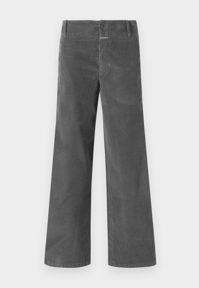 Pantaloni largi din corduroy gri, cu ribbing vertical, având închidere cu nasture, atenție pentru curea și două buzunare frontale. Textură netedă.