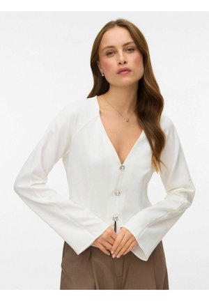 Valge pika varrukaga pluus V-kaelusega, millel on hõbedased nööbid ja keha järgiv lõige, valmistatud siledast kergelt läikivast kangast.