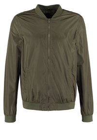 Blouson aviateur léger vert olive avec fermeture éclair à l'avant, col, poignets et ourlet côtelés, et deux poches latérales.
