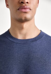 KNITID CREW NECK TEE - Pamata T-krekls - dolphine blue