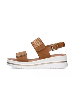 Sandal in pelle marrone con una fascia intrecciata, fibbia regolabile, una soletta bianca testurizzata e una suola piatta in gomma con un motivo rigato.