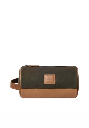 Neceser rectangular de color marrón y verde oliva con cierre de cremallera, detalles en cuero, asa lateral y etiqueta cosida en el frente.